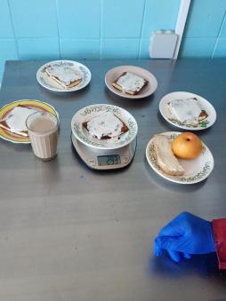 В ходе мероприятия было установлено, что вес порций соответствует нормам, блюда приготовлены в соответствии с санитарными нормами и требованиями к детскому питанию.